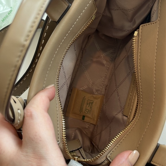 Micheal kors gigi leather camel cross body bag - Picture 8 of 9